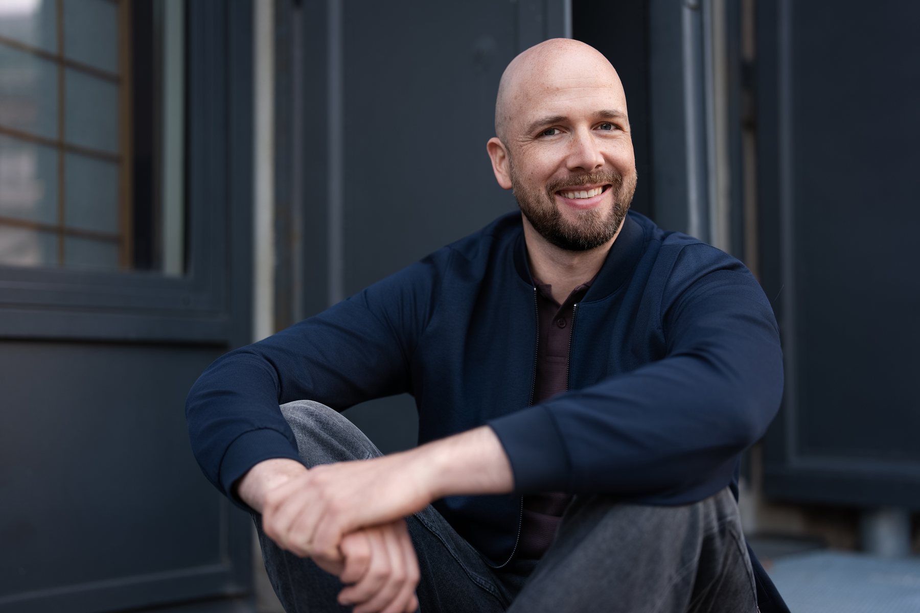 René Wienhold sitzend, entspannt und offen