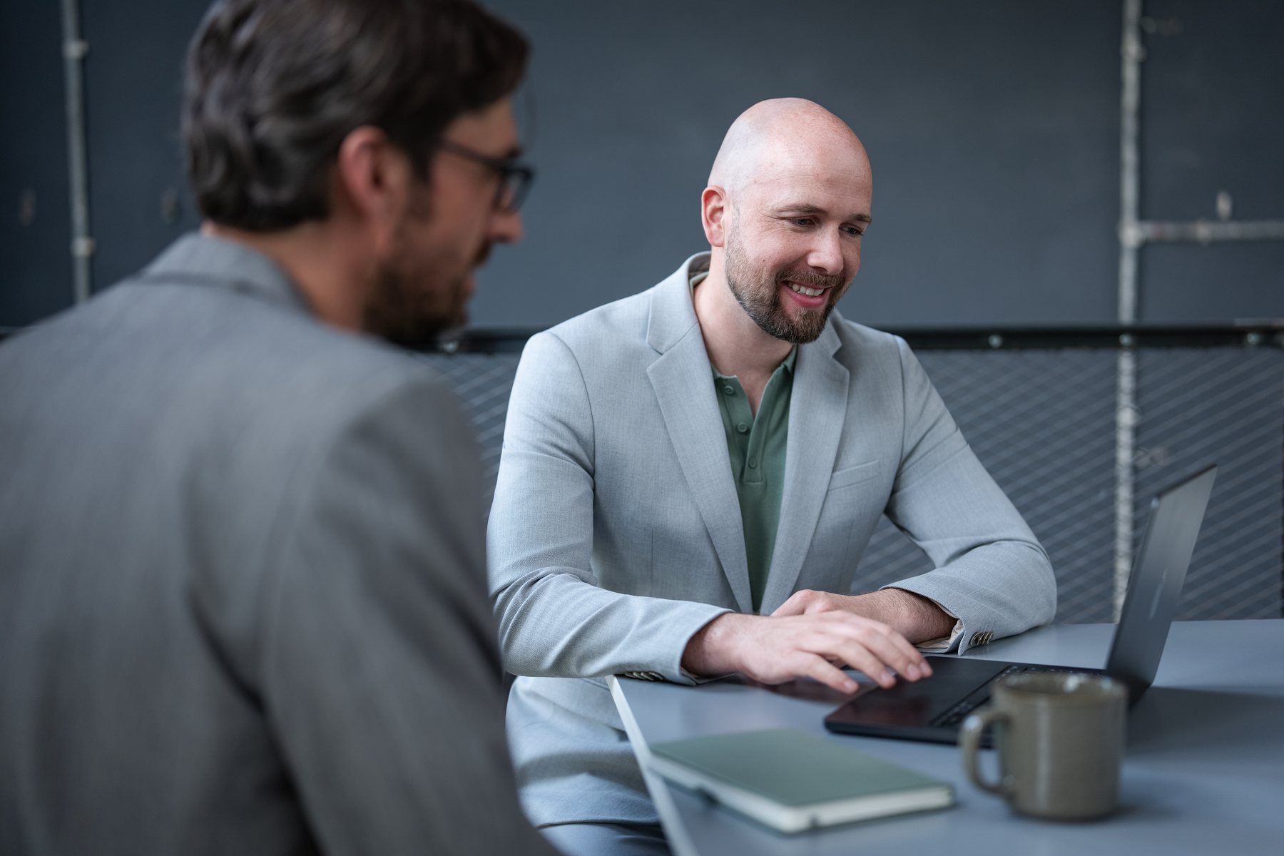 Sparringsituation zu zweit am Tisch, beide zugewandt
